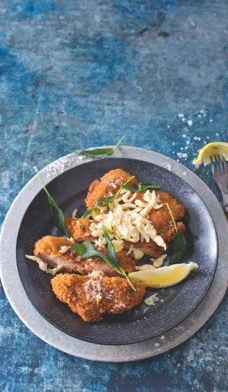 Kuřecí řízek se šalvějí a podmáslovými špeclemi