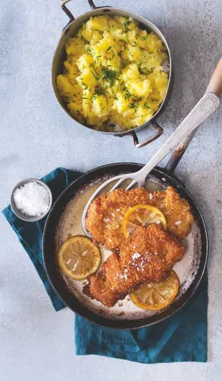 Kuřecí řízky v burákové strouhance s pažitkovými bramborami