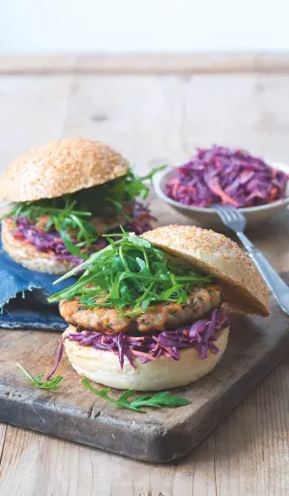 Kuřecí burger s rukolou a zelným salátem