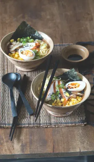 Ramen s uzeným kuřetem a kukuřicí