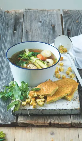 Kuřecí vývar s bylinkovým svítkem