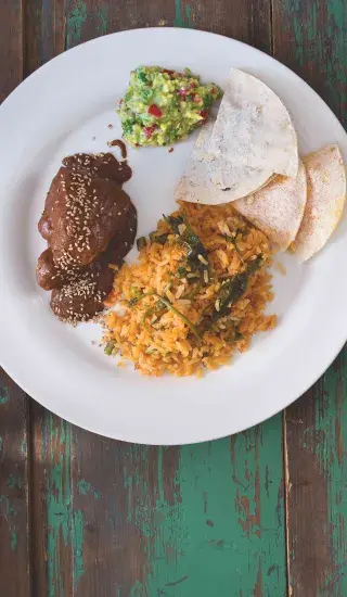 Kuře s omáčkou mole a červenou rýží