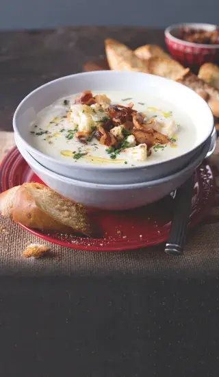 Květáková polévka s křupavou slaninou