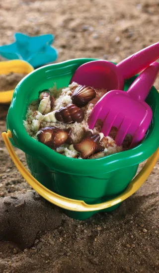 Kyblík s pískem (narozeninový dort)