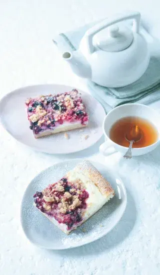 Kynutý koláč s drobným ovocem a drobenkou