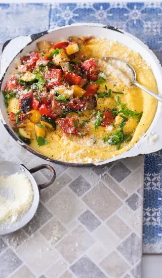 Letní zelenina se šunkou a polentou