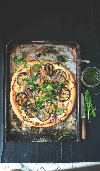 Lilková pizza po sicilsku