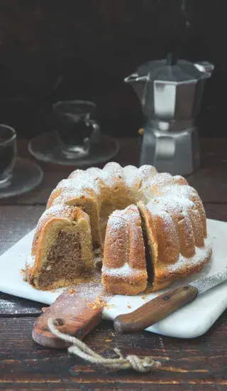 Linecká bábovka s ořechovou náplní