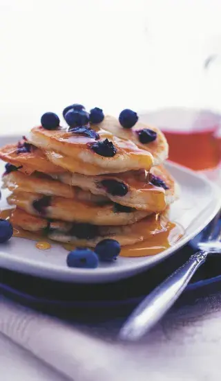 Lívance s borůvkami a medovou omáčkou