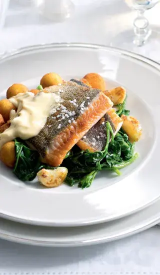 Pečený lososovitý pstruh s česnekem a špenátem