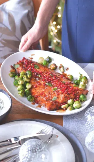 Losos s granátovým jablkem a růžičkovou kapustou