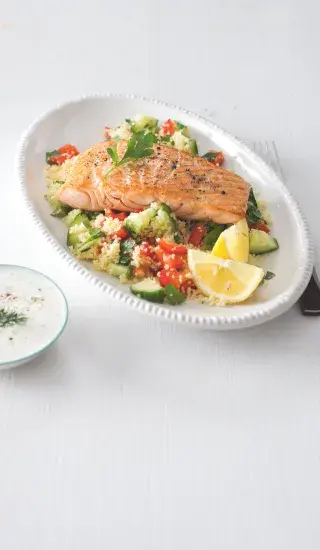 Losos s kuskusem a koprovým dipem