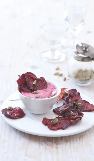 Pečené lupínky z červené řepy s jogurtovým dipem