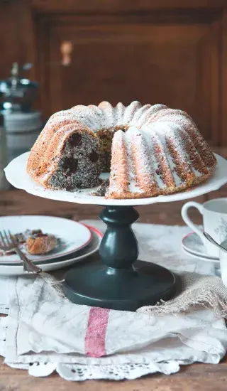 Maková bábovka se švestkami