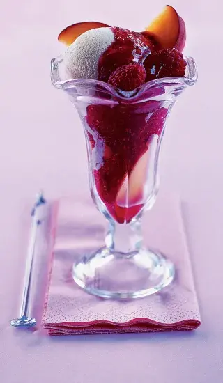 Malinový a broskvový pohár Peach Melba