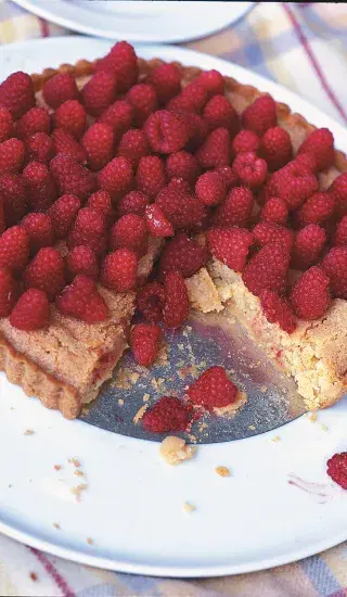 Mandlový koláč s malinami