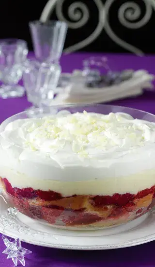 Maliny s vanilkovou omáčkou a bílou čokoládou