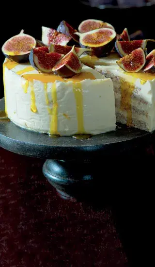 Mandlový pusinkový dort s medovým mascarpone