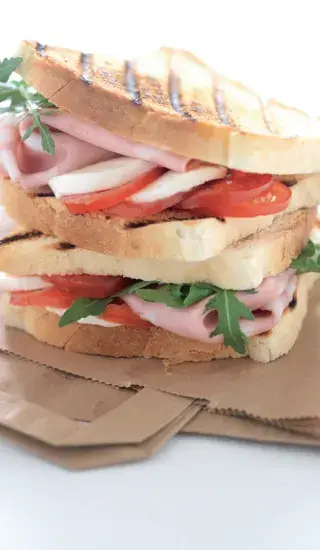 Sendvič mortadela, rajčata a sýr