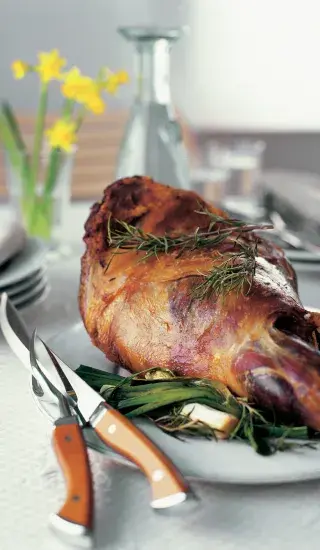 Jehněčí kýta pečená s jarními cibulkami