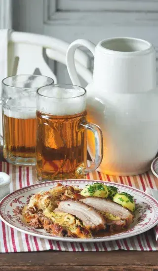 Pečený vepřový bůček s žemlovou nádivkou