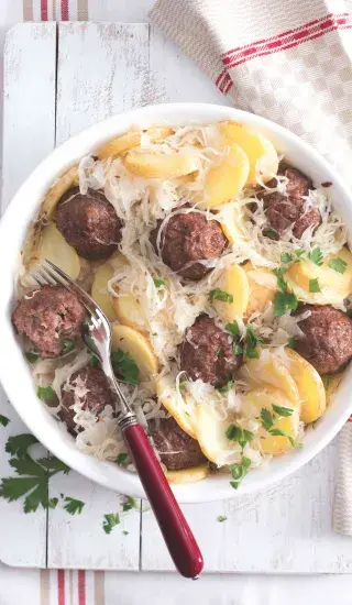 Masové koule & brambory v kysaném zelí