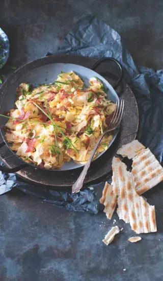 Matzo brei se salámem a cibulí