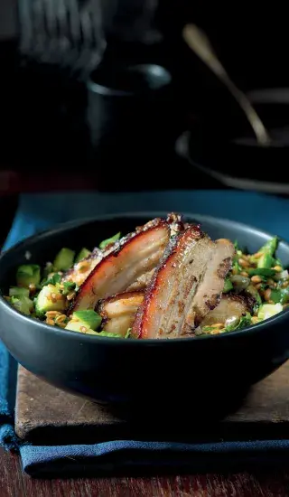 Medový bůček na špaldovém salátu