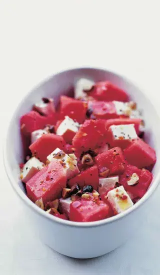 Salát z melounu, sýra feta a oříšků