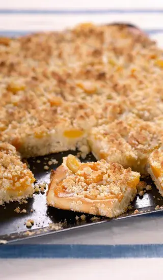 Meruňkový koláč s drobenkou