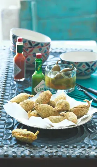 Papričky jalapeños se sýrem, obalované v polentě