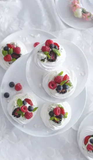 Minipavlova s bazalkovou šlehačkou a čerstvým ovocem