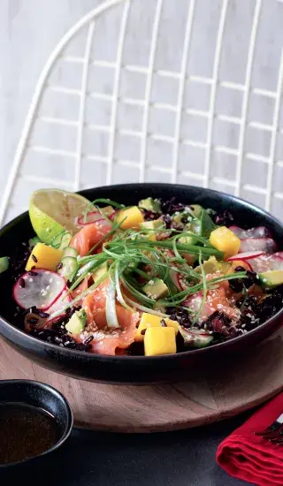 Miska s uzeným lososem