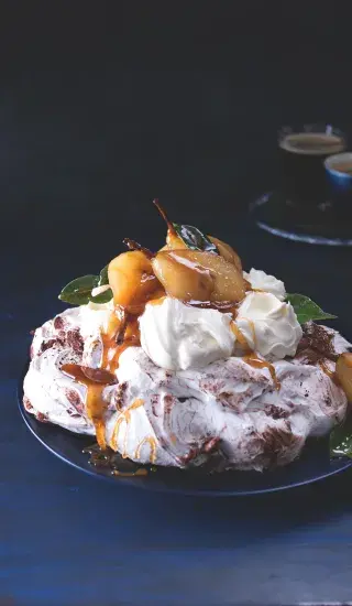 Mramorovaná čokoládová pavlova s hruškami