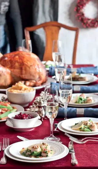 Mušle sv. Jakuba s ochuceným máslem na cibulce vařené v páře