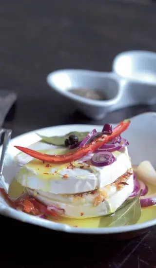 Pikantní nakládaný hermelín s chilli