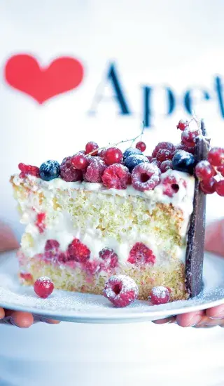 Narozeninový dort s ovocem