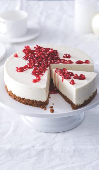 Nepečený cheesecake se sirupem z granátových jablek