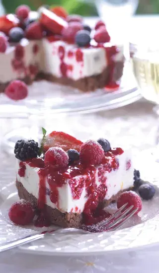 Nepečený tvarohový koláč s letním ovocem