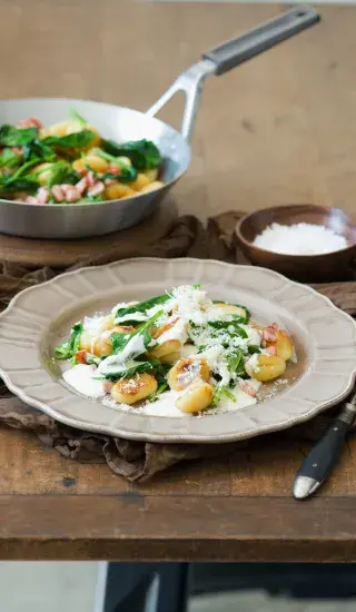 Noky se šunkou, špenátem a parmazánem