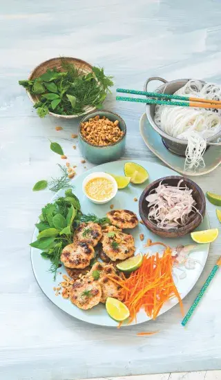 Nudle s grilovanými kuřecími placičkami