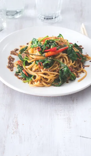 Nudle se špenátem po asijsku