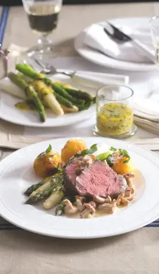 Hovězí filet pečený na hořčici se smetanovými houbami