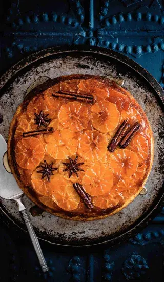 Obrácený kořeněný mandarinkový koláč