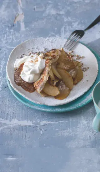 Oříšková palačinka s karamelizovanými hruškami