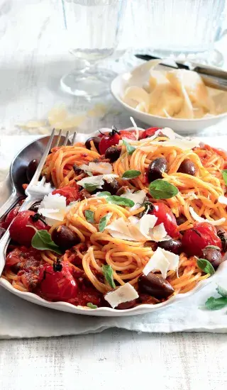 Ostré těstoviny s rajčátky a olivami 