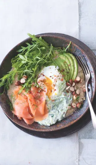 Ovesná kaše s uzeným lososem a tzatziki