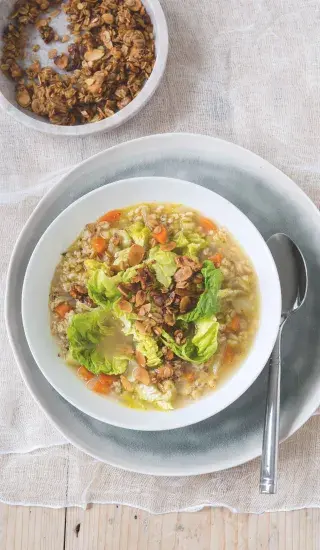 Ovesná polévka s křupavou posypkou a salátem