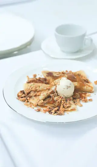 Ovesné palačinky s javorovým želé & ořechovou zmrzlinou