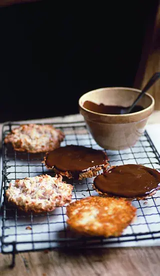 Kokosovo-čokoládové makronky